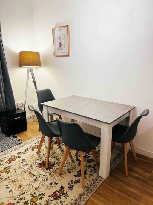 Central London Spacious Flat With 2 To 3 Bedrooms エクステリア 写真