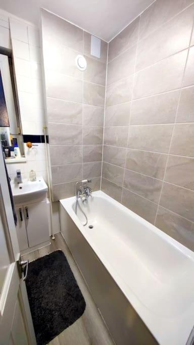 Central London Spacious Flat With 2 To 3 Bedrooms エクステリア 写真